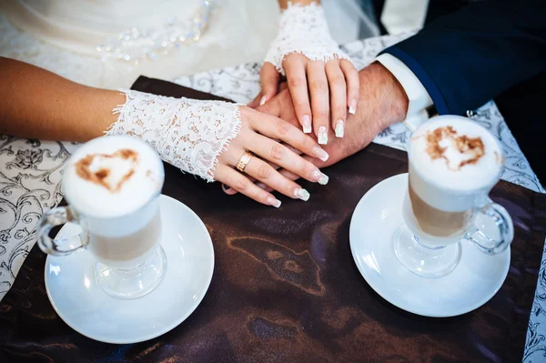 Jeg elsker dig, skat. Nygift par drikker cappuccino i cafe . - Stock-foto