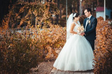 gelinlik içinde öpüşme genç bir çift. Gelin holding buket çiçek