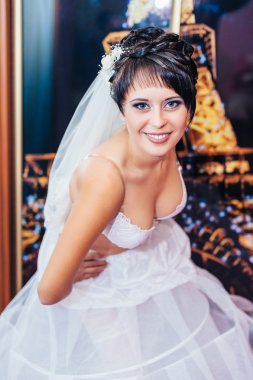 Striptiz çıplak gelin. Güzel kız beyaz iç çamaşırı düğün elbisesi ile oynamak. Neşeli kadın poz