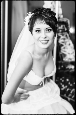 Striptiz çıplak gelin. Güzel kız beyaz iç çamaşırı düğün elbisesi ile oynamak. Neşeli kadın poz