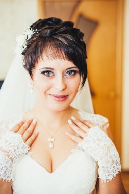 Close-Up parlak elmas kolye giyen güzel bir kadın