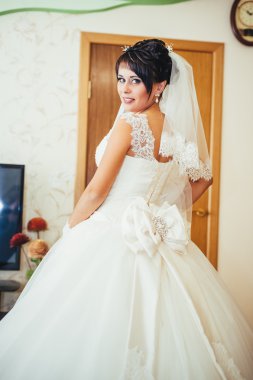 Genç güzel beyaz gelin. Düğün moda portre.