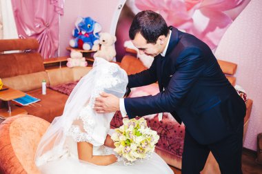 Genç yeni evliler öpücük ve romantik an birlikte düğün günü zevk