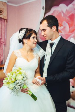 Genç yeni evliler öpücük ve romantik an birlikte düğün günü zevk