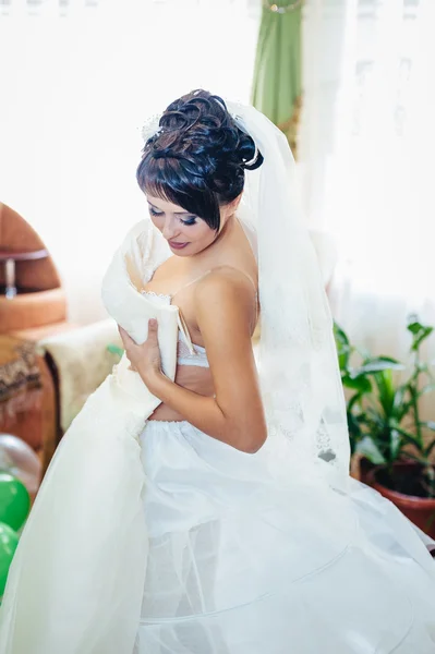 Krásná nevěsta se připravuje ráno — Stock fotografie