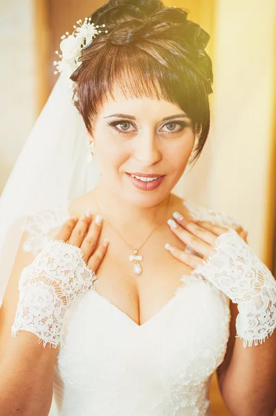 Close-up de mulher bonita vestindo colar de diamante brilhante — Fotografia de Stock