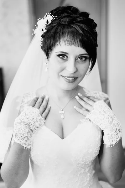 Close-up of beautiful woman wearing shiny diamond necklace — Stock Photo, Image