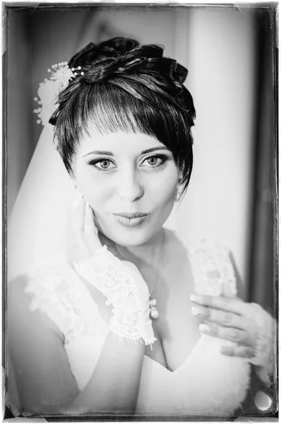 Gelin holding küpe. Küpesini ayarlama muhteşem bir kadın portresi. Düğün için hazırlık an. — Stok fotoğraf
