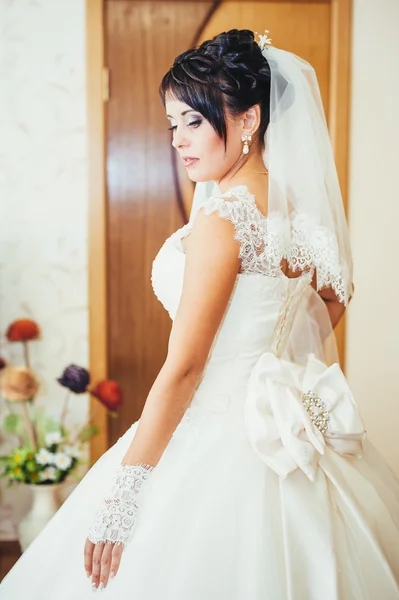 Jeune belle mariée caucasienne. mariage mode portrait . — Photo