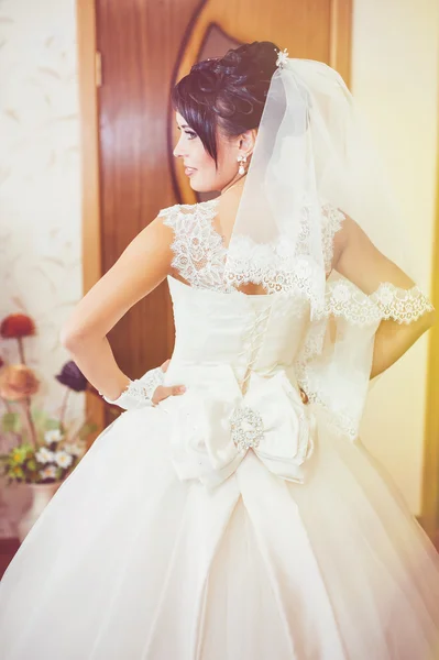 Jeune belle mariée caucasienne. mariage mode portrait . — Photo