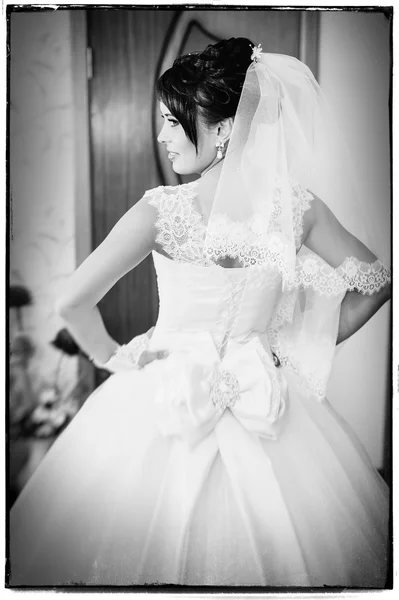 Joven hermosa novia caucásica. retrato de moda de boda . — Foto de Stock