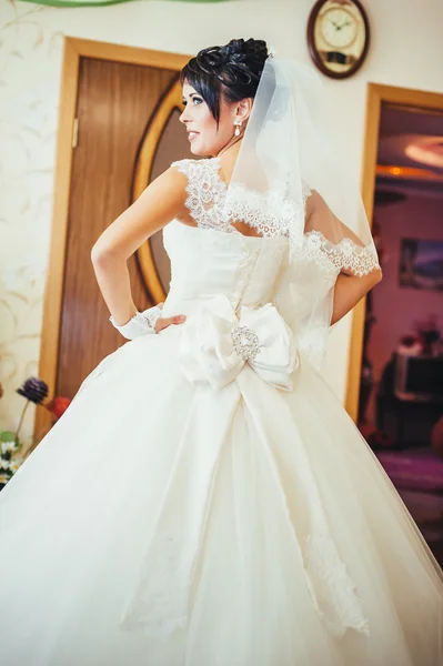 Jovem noiva caucasiana bonita. retrato de moda de casamento . — Fotografia de Stock