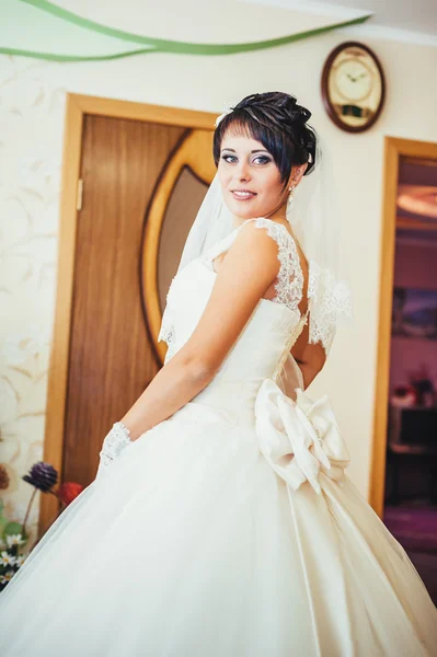 Jovem noiva caucasiana bonita. retrato de moda de casamento . — Fotografia de Stock