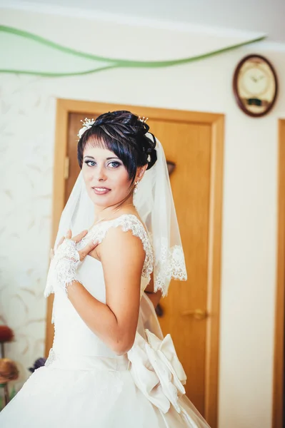 Junge schöne kaukasische Braut. Hochzeitsmodenporträt. — Stockfoto