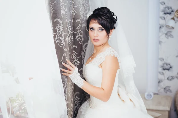 Beautiful bride in a luxurious restaurant. Vintage style. — Stock Photo, Image