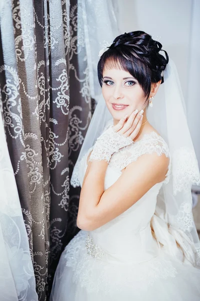 Beautiful bride in a luxurious restaurant. Vintage style. — Stock Photo, Image