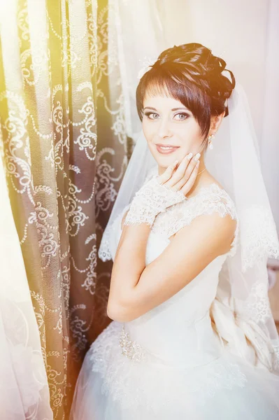 Beautiful bride in a luxurious restaurant. Vintage style. — Stock Photo, Image