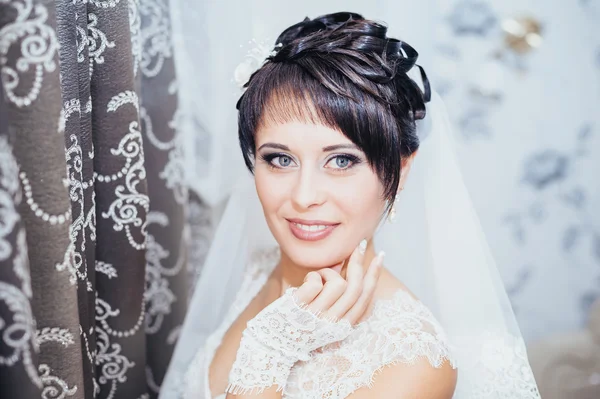 Beautiful bride in a luxurious restaurant. Vintage style. — Stock Photo, Image