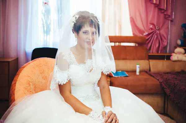 Beautiful bride in a luxurious restaurant. Vintage style. — Stock Photo, Image