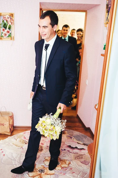 Jovem noivo feliz em seu dia do casamento — Fotografia de Stock