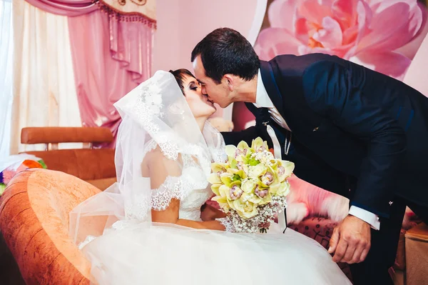 Jóvenes recién casados se besan y disfrutan de un momento romántico juntos en el día de la boda —  Fotos de Stock