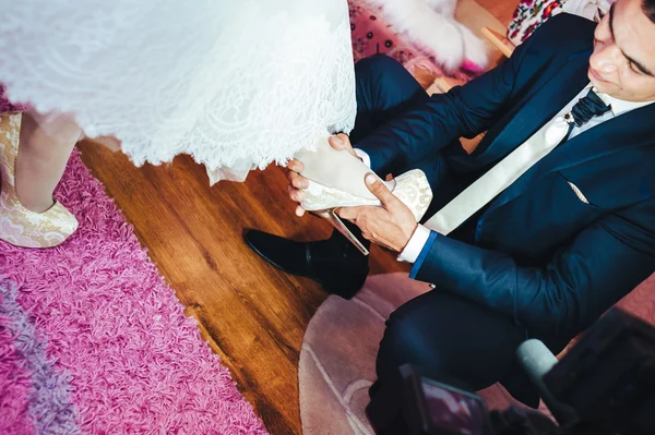 Giovani sposi baciare e godersi il momento romantico insieme il giorno del matrimonio — Foto Stock