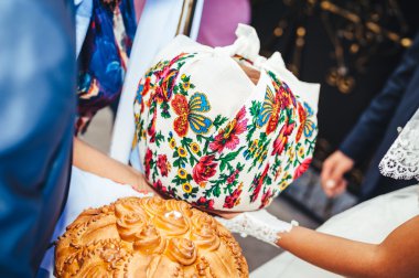 Genç yeni evliler öpücük ve romantik an birlikte düğün günü zevk