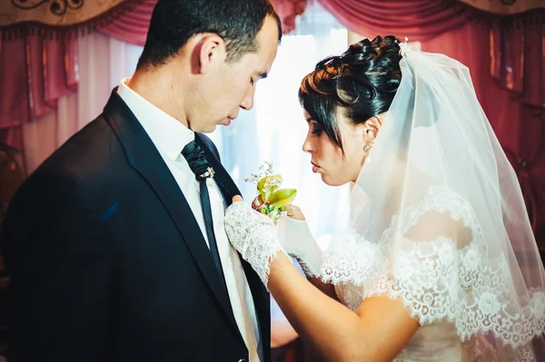 Young newlyweds kiss and enjoying romantic moment together at wedding day — Stock Photo, Image