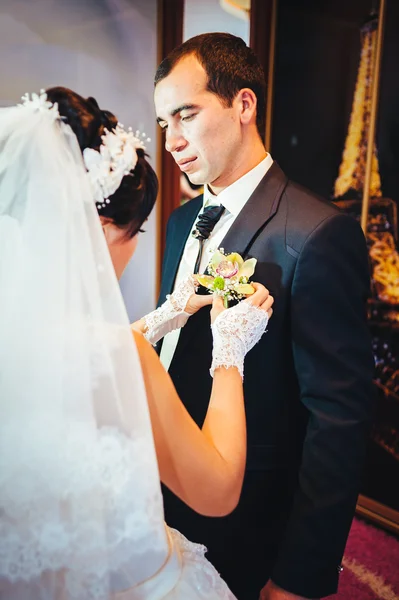Pocałunek młodych nowożeńców i ciesząc romantyczne chwile razem w dzień ślubu — Zdjęcie stockowe