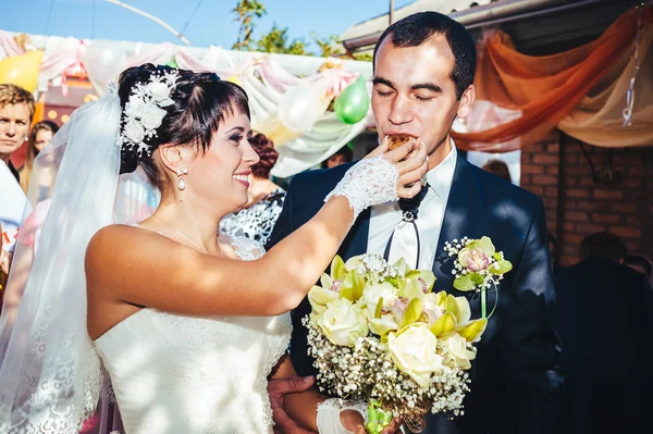 Jóvenes recién casados se besan y disfrutan de un momento romántico juntos en el día de la boda — Foto de Stock