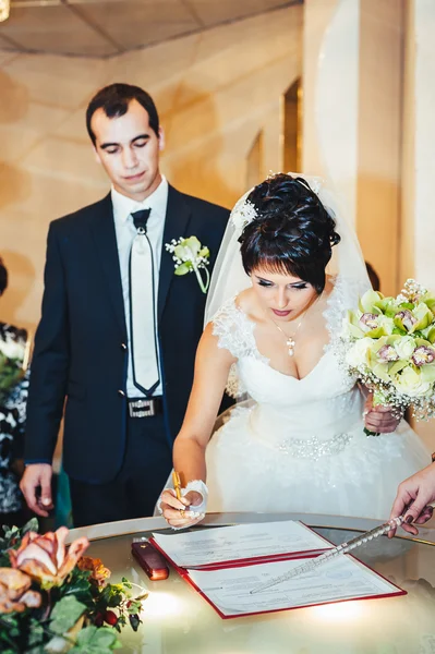 Bir kayıt defteri ofisinde, evlilik düğün töreni — Stok fotoğraf