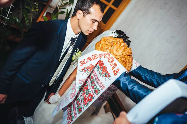 Young newlyweds kiss and enjoying romantic moment together at wedding day — Stock Photo, Image