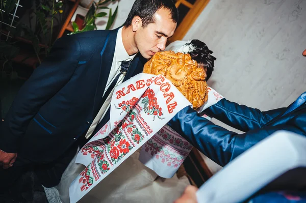 Pengantin baru muda berciuman dan menikmati momen romantis bersama di hari pernikahan — Stok Foto