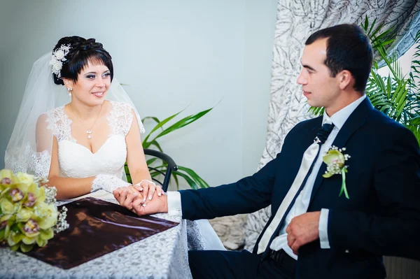 Couple aimant assis dans un café le jour de leur mariage. Bouquet de fleurs — Photo