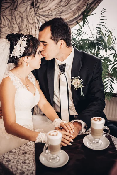 Liebe dich, Honig. frisch verheiratetes Paar trinkt Cappuccino im Café. — Stockfoto