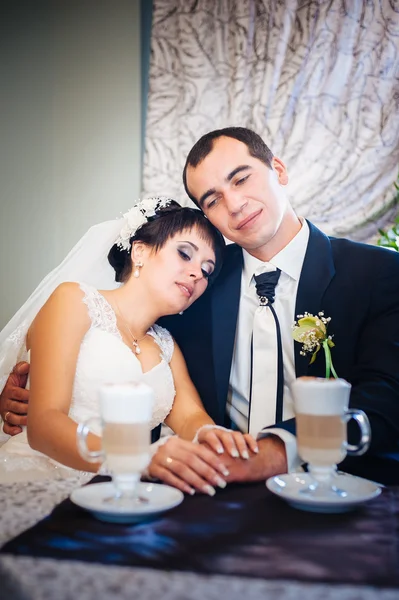 Adoro-te, querida. Casamento recém-casado casal bebendo cappuccino no café . — Fotografia de Stock