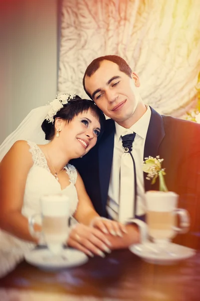 Je t'aime chérie. Couple nouvellement marié boire cappuccino dans le café . — Photo