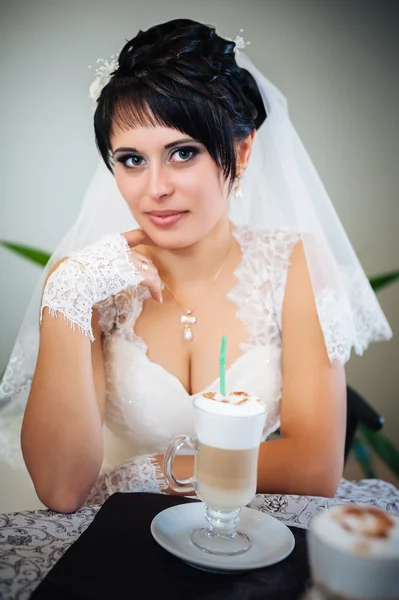 Braut mit Tasse Cappuccino auf dem Tisch in einem Café. sinnlich glückliches Ehepaar im Restaurant. Sommerurlaub, Liebe, Reisen, Tourismus, Beziehung und Dating-Konzept - romantisch — Stockfoto