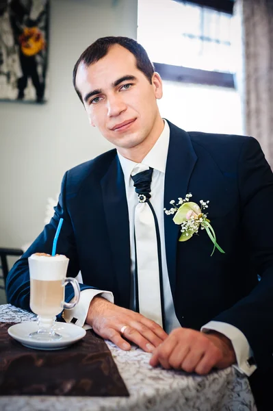 Groom com xícara de café. Bonito homem bebendo café no café — Fotografia de Stock