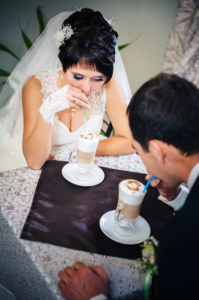 Miluji tě miláčku. novomanžele pít cappuccino Café. — Stock fotografie