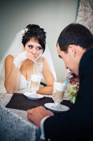 Je t'aime chérie. Couple nouvellement marié boire cappuccino dans le café . — Photo