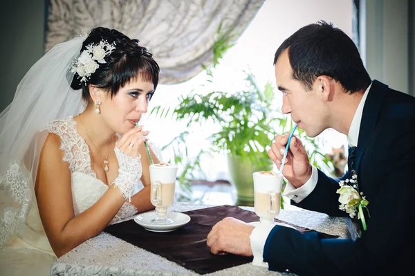 Seni seviyorum. Yeni evli çift cappuccino bir kafede, içmek. — Stok fotoğraf