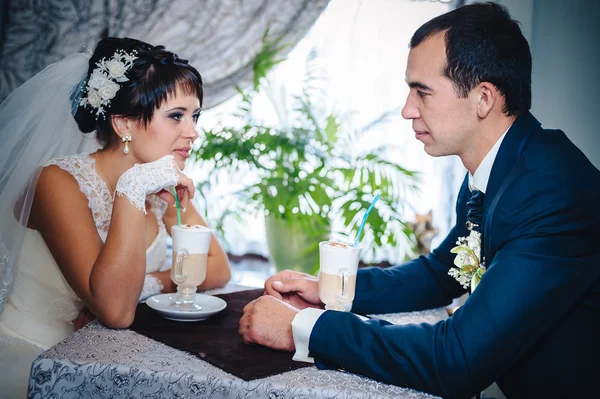 Adoro-te, querida. Casamento recém-casado casal bebendo cappuccino no café . — Fotografia de Stock