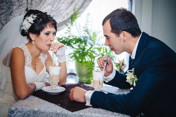 Adoro-te, querida. Casamento recém-casado casal bebendo cappuccino no café . — Fotografia de Stock