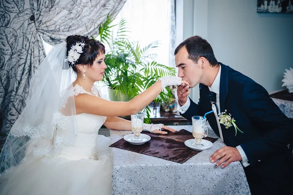 Adoro-te, querida. Casamento recém-casado casal bebendo cappuccino no café . — Fotografia de Stock