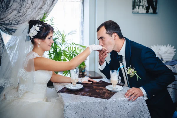 Love you honey.  Newly wed couple drinking cappuccino in cafe. — Stock Photo, Image