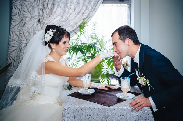 Miluji tě miláčku. novomanžele pít cappuccino Café. — Stock fotografie