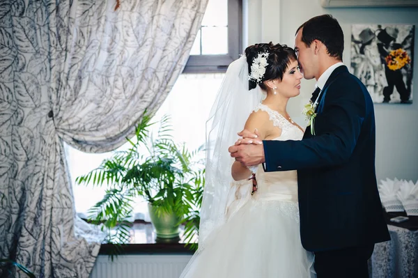 Dança de casamento de noiva encantadora e noivo em sua celebração de casamento em um restaurante luxuoso — Fotografia de Stock