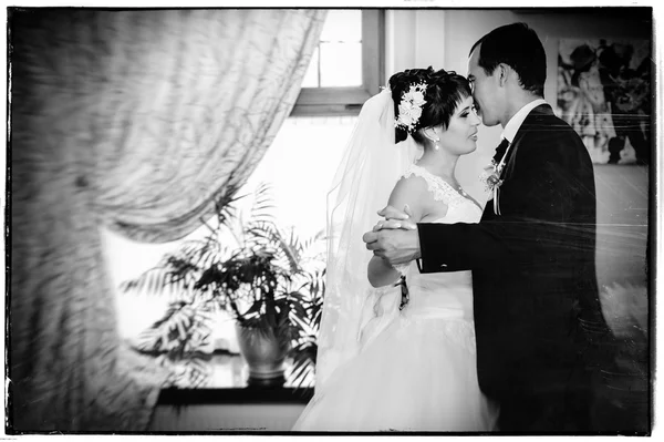 Baile de boda de la novia y el novio con encanto en su celebración de la boda en un restaurante de lujo —  Fotos de Stock