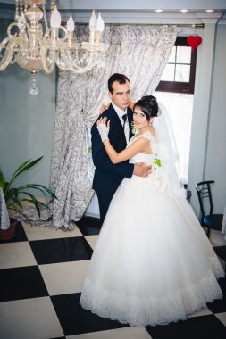 Güzel gelin ve damat dansı üzerinde onların düğün kutlama lüks bir restoranda düğün